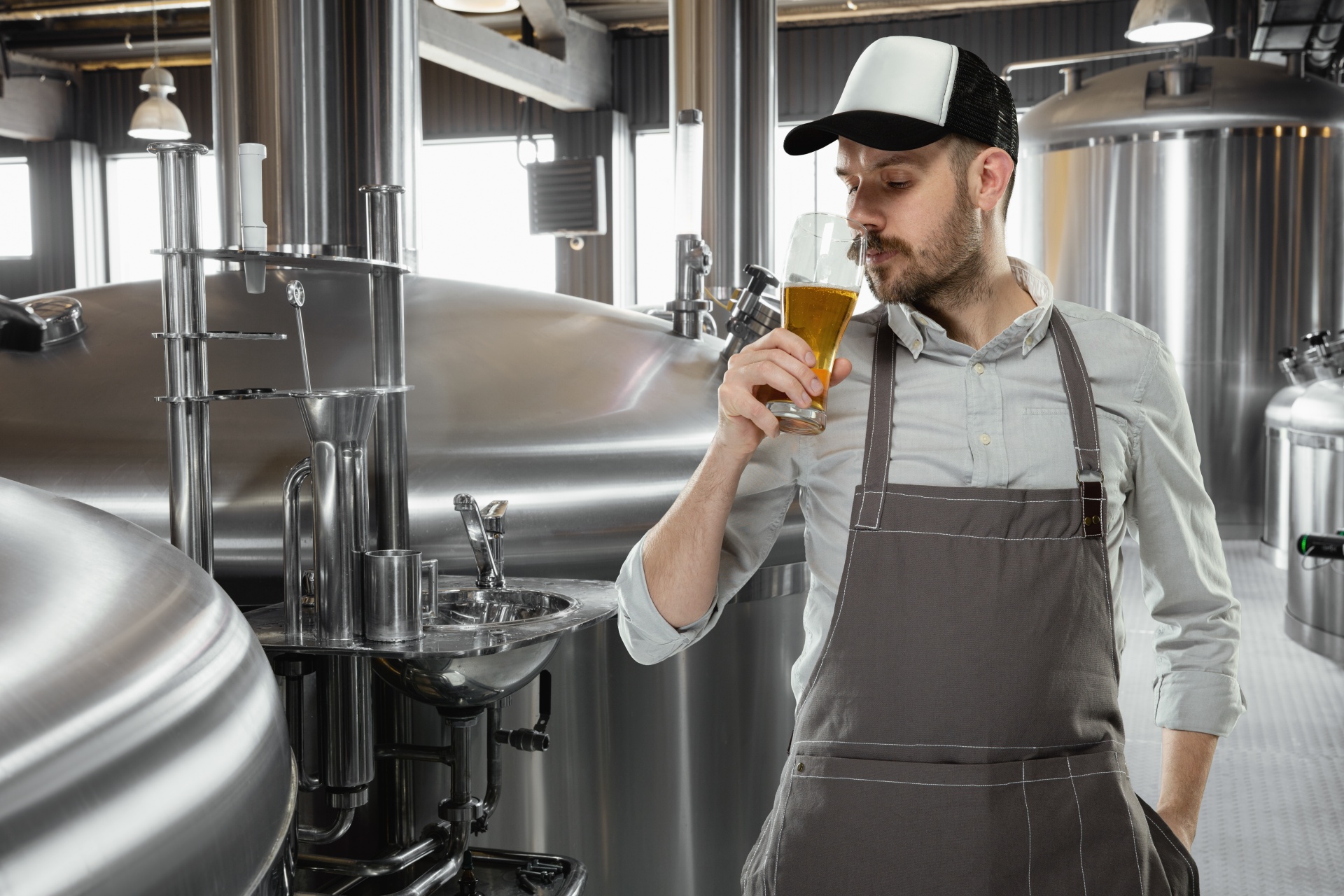 professional-brewer-on-his-own-craft-alcohol-production.jpg <a href="https://ru.freepik.com/free-photo/professional-brewer-on-his-own-craft-alcohol-production_13909426.htm#query=%D0%BF%D0%B8%D0%B2%D0%BE%D0%B2%D0%B0%D1%80%D0%BD%D1%8F&position=17&from_view=search">Image by master1305</a> on Freepik