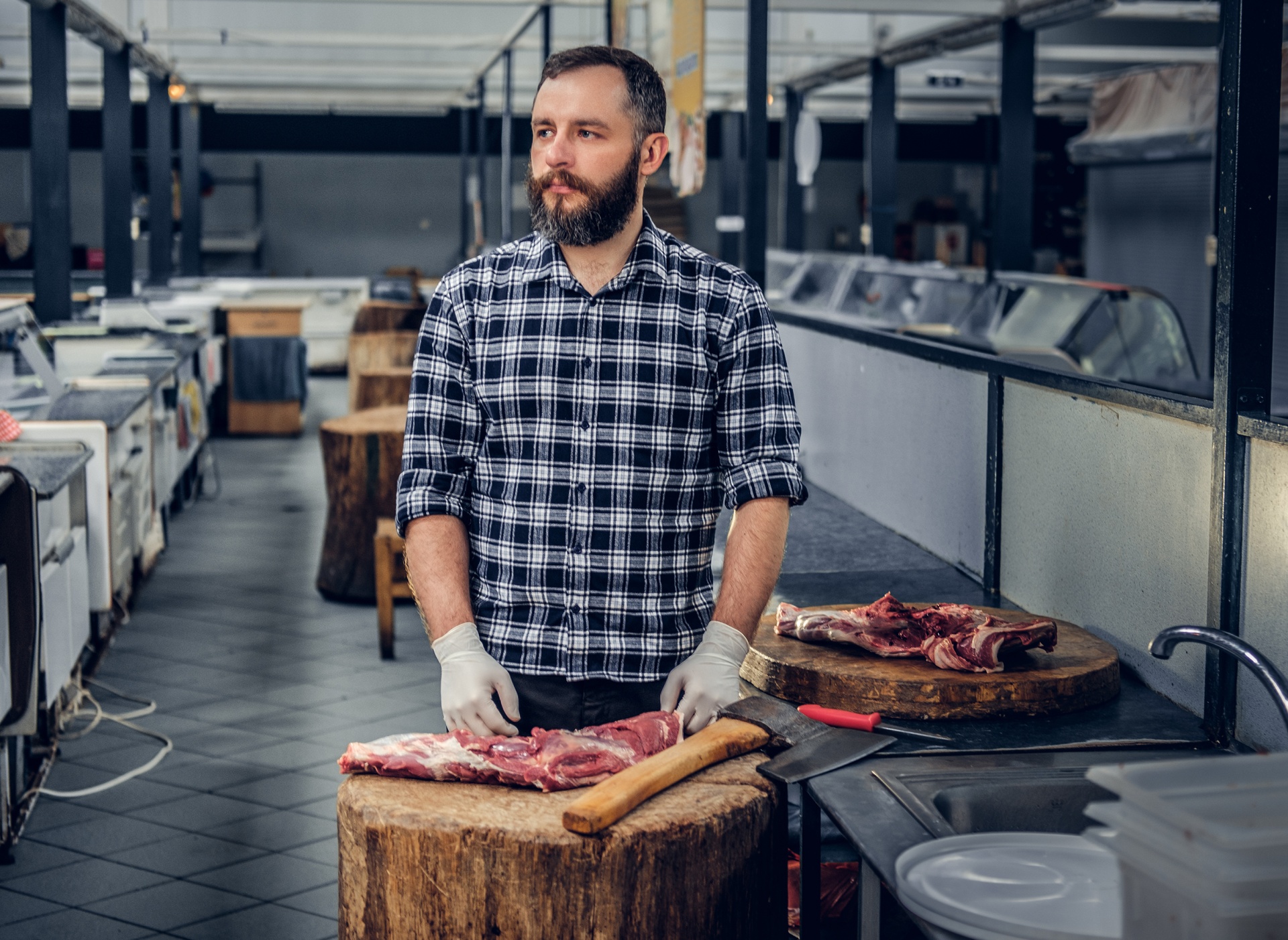 portrait-of-a-bearded-butcher-in-a-butchery.jpg <a href="https://ru.freepik.com/free-photo/portrait-of-a-bearded-butcher-in-a-butchery_26472394.htm#query=%D0%BC%D1%8F%D1%81%D0%BD%D0%BE%D0%B5%20%D0%BF%D1%80%D0%BE%D0%B8%D0%B7%D0%B2%D0%BE%D0%B4%D1%81%D1%82%D0%B2%D0%BE&position=2&from_view=search">Image by fxquadro</a> on Freepik